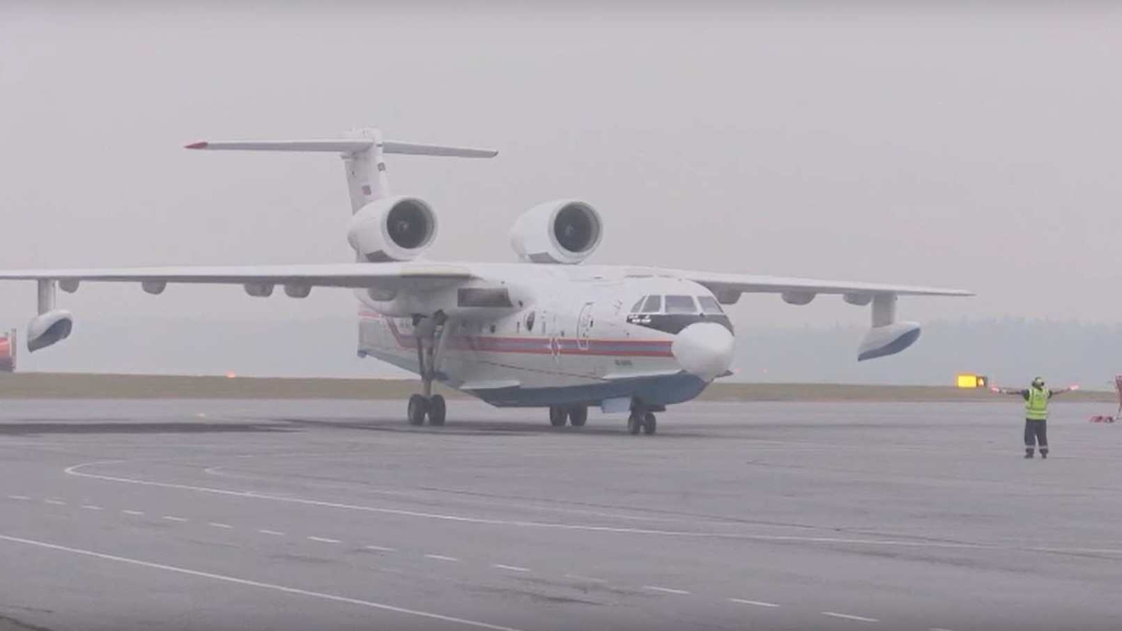 В Югру для тушения пожаров прибыл уникальный самолёт-амфибия