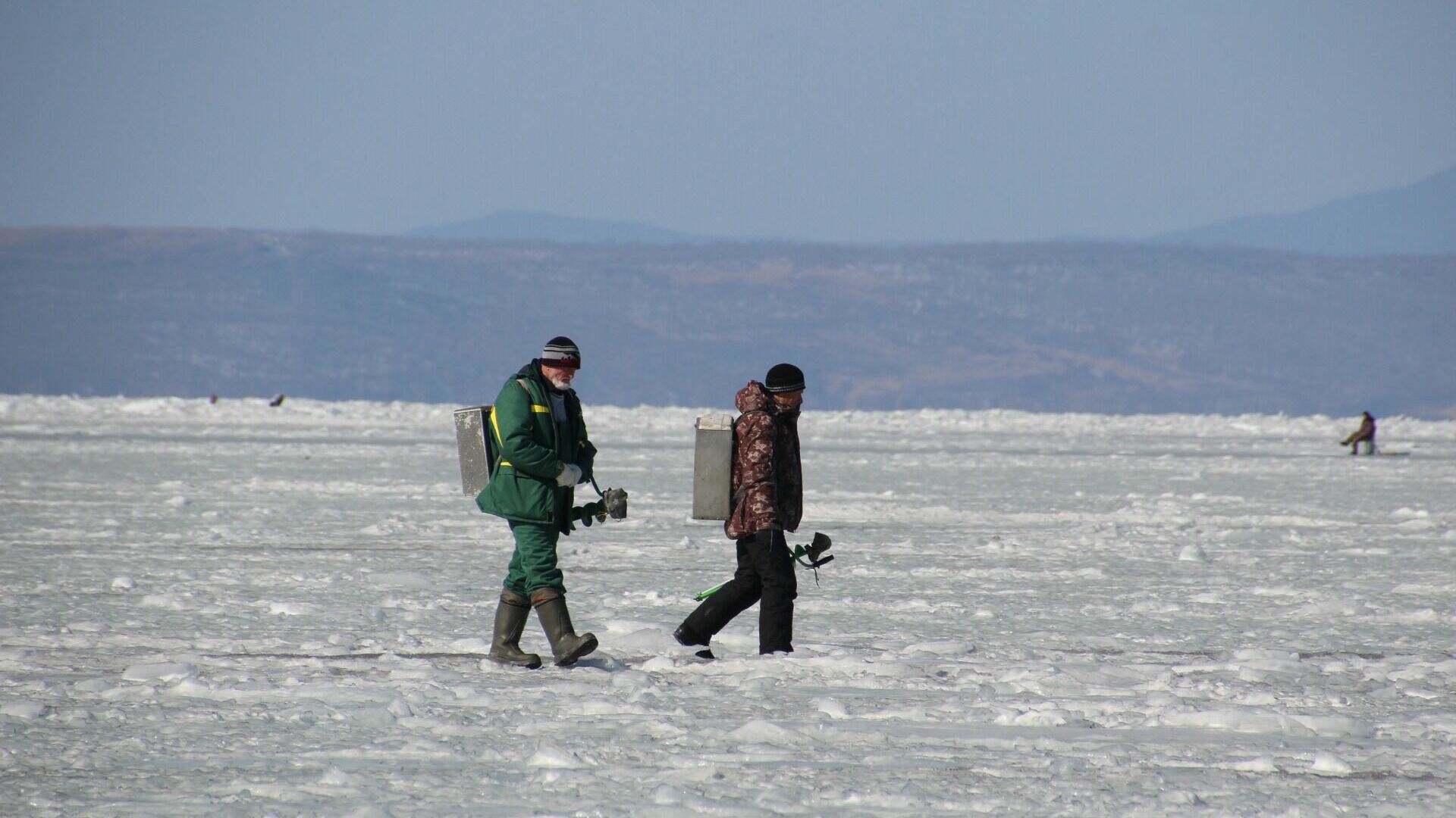 В Сургуте рыбаки вышли на тонкий лед