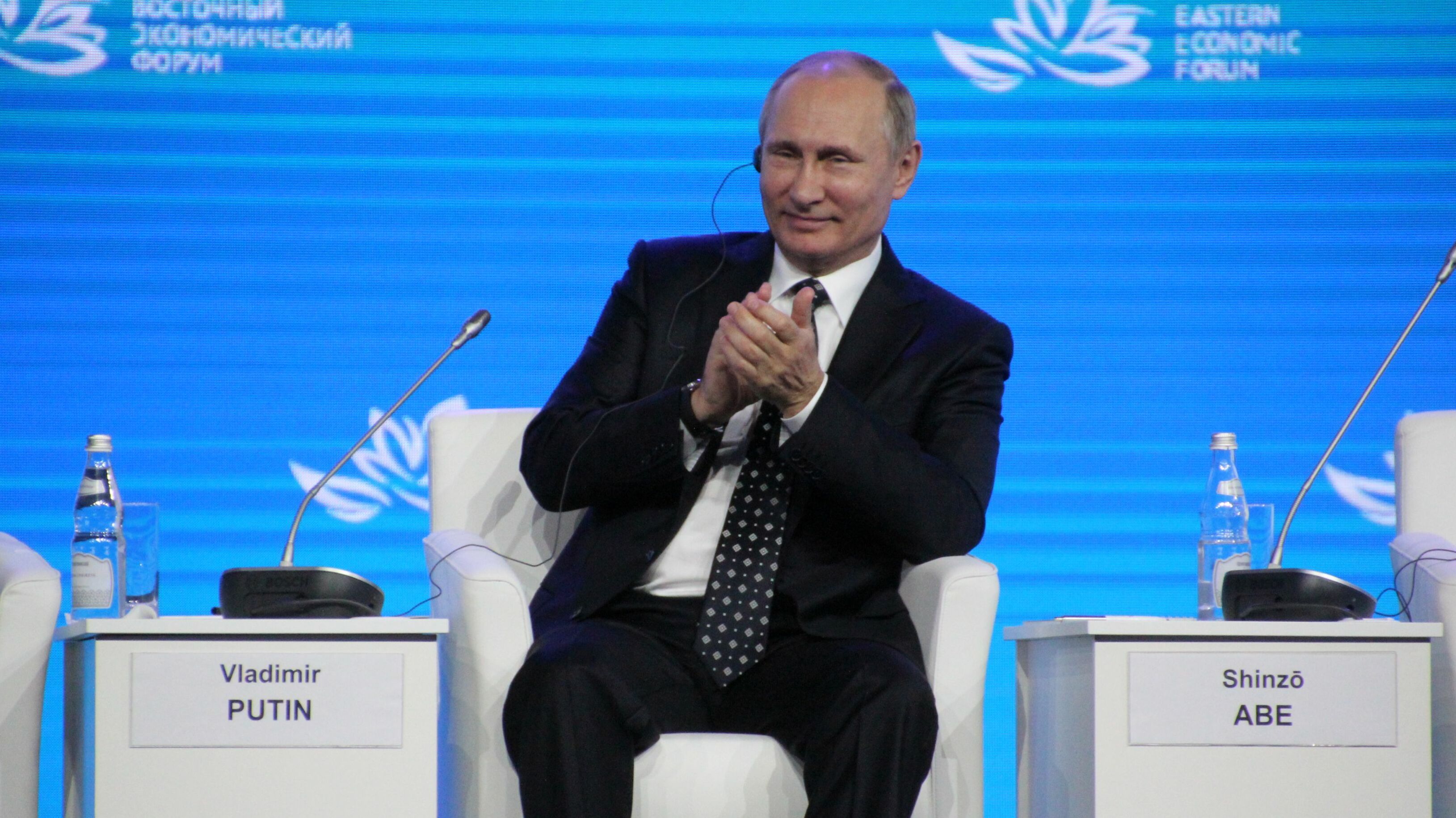 Путин дал поручение до конца марта перейти на оплату газа за рубли