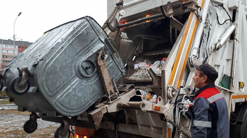 В Сургуте на полигонне отходов образовалась пробка из мусоровозов