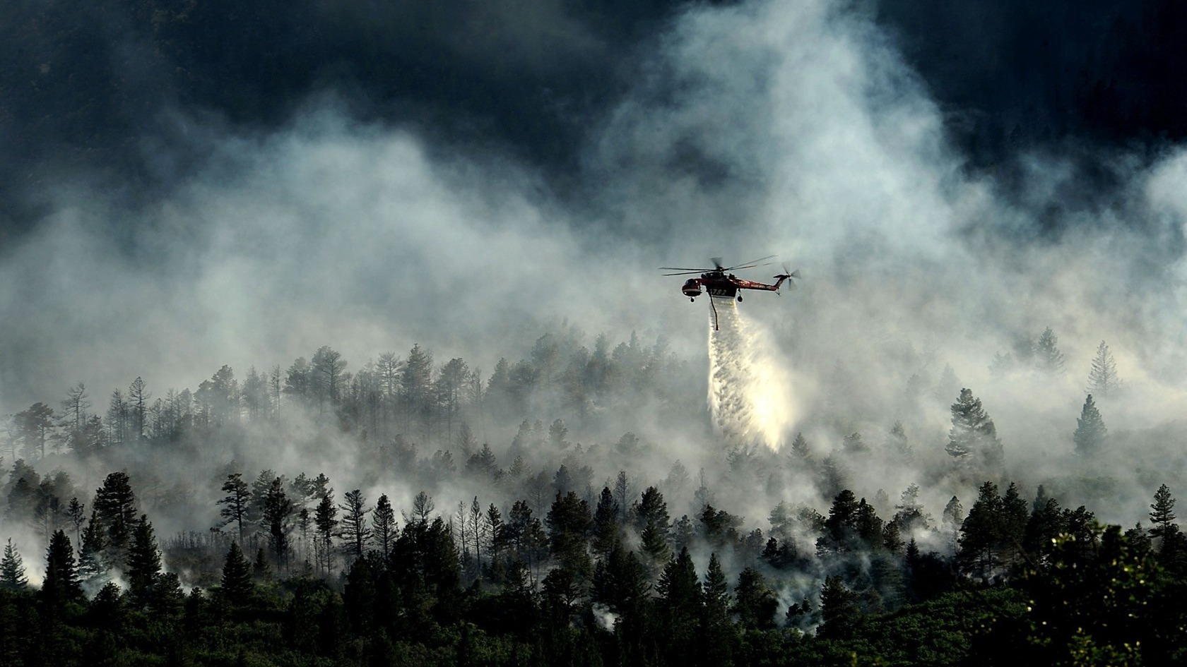 Мощный ливень — с вертолёта. На горящие леса ХМАО уже сбросили более 400 тонн воды