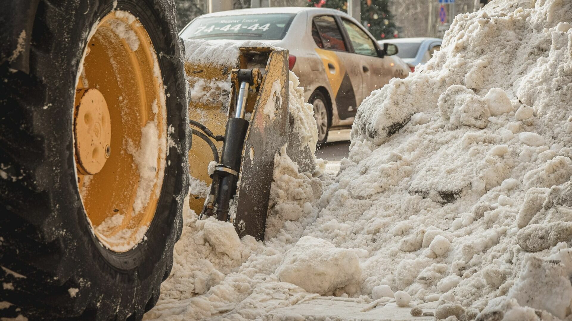 В Нижневартовске вывозят снег в две смены, чтобы избежать весеннего половодья