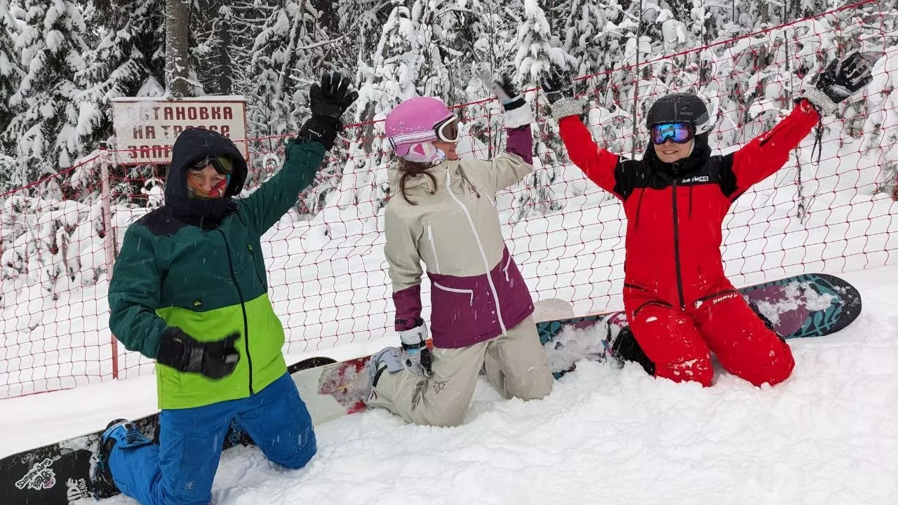 Сноубордисты радуются снежному понедельнику 
