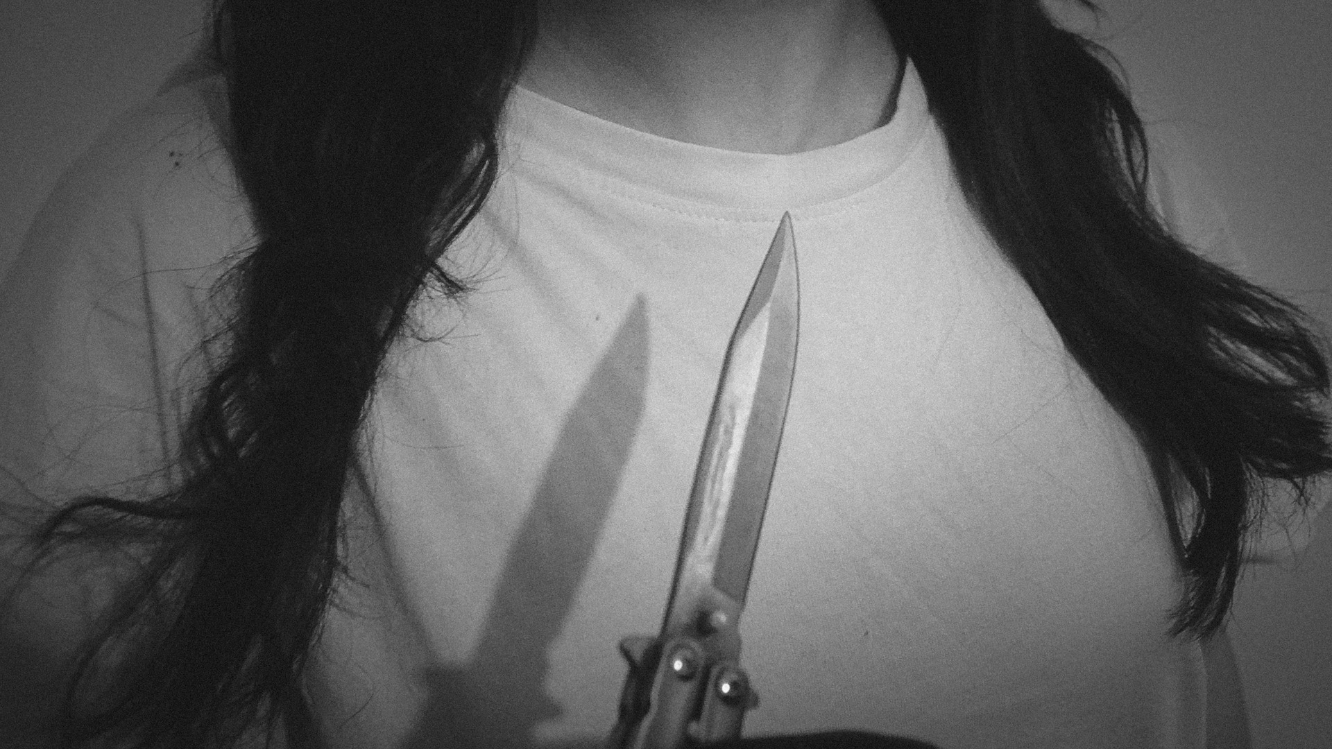 В Нижневартовске девушку с ножевыми ранениями увезла скорая