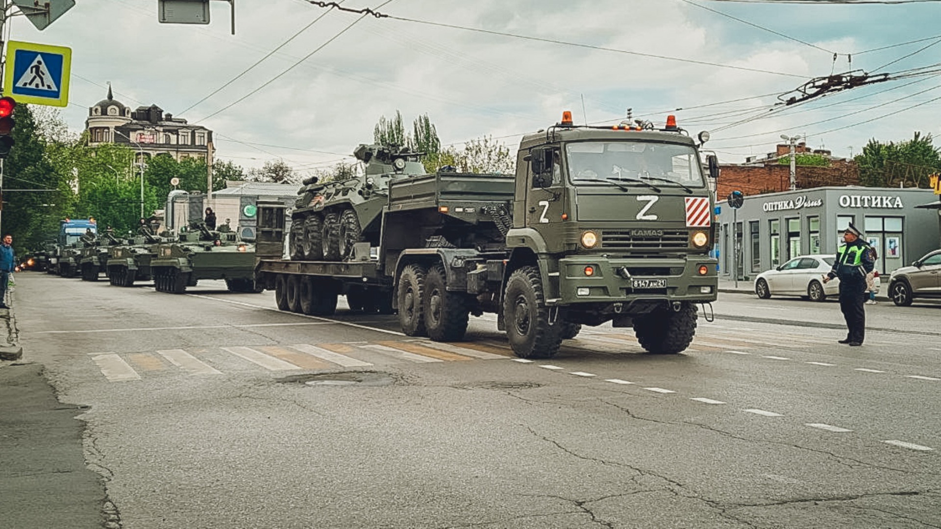 В Югре заметили военные броневики и зарабатывают на шишках: итоги дня в ХМАО