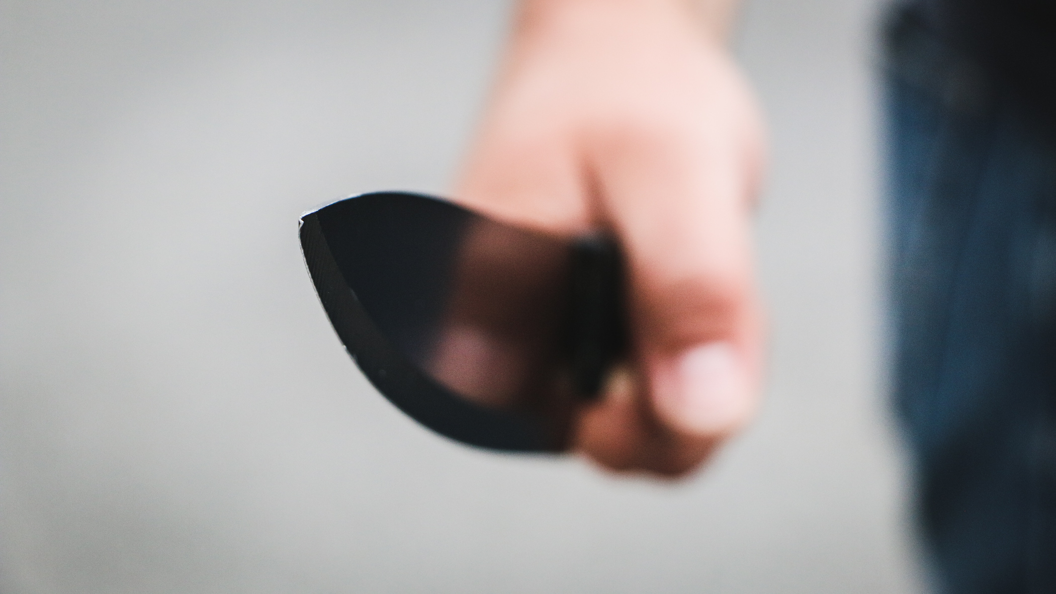В ХМАО пьяный мужчина метнул нож в грудь бойцу Росгвардии