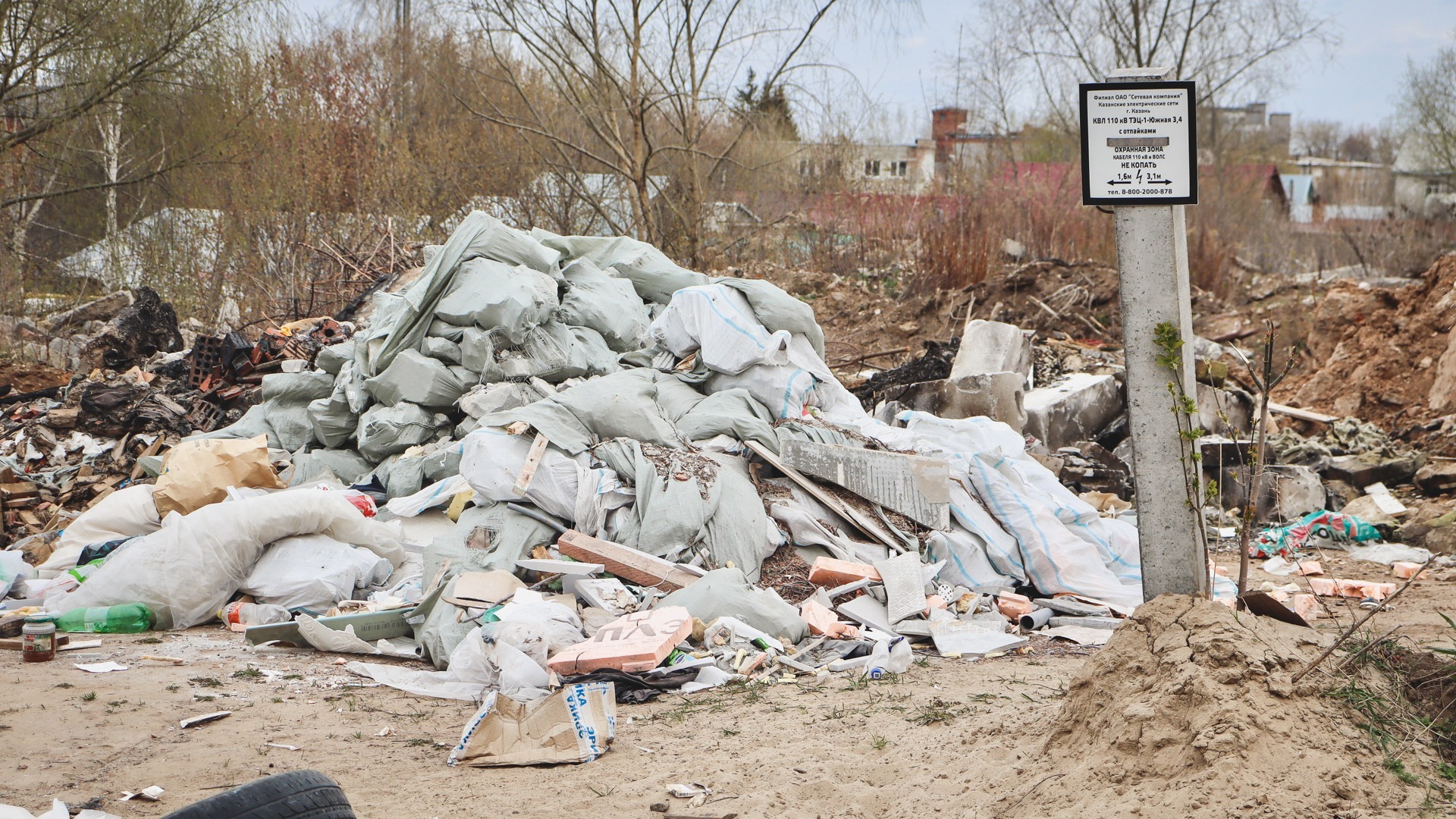 Остановки в Ханты-Мансийске утопают в мусоре из-за смены подрядчика
