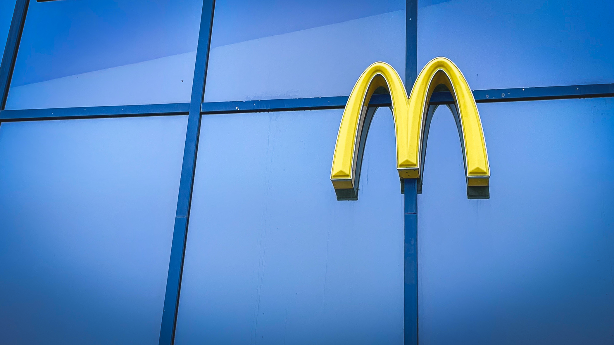 McDonald’s в России регистрирует новые логотипы