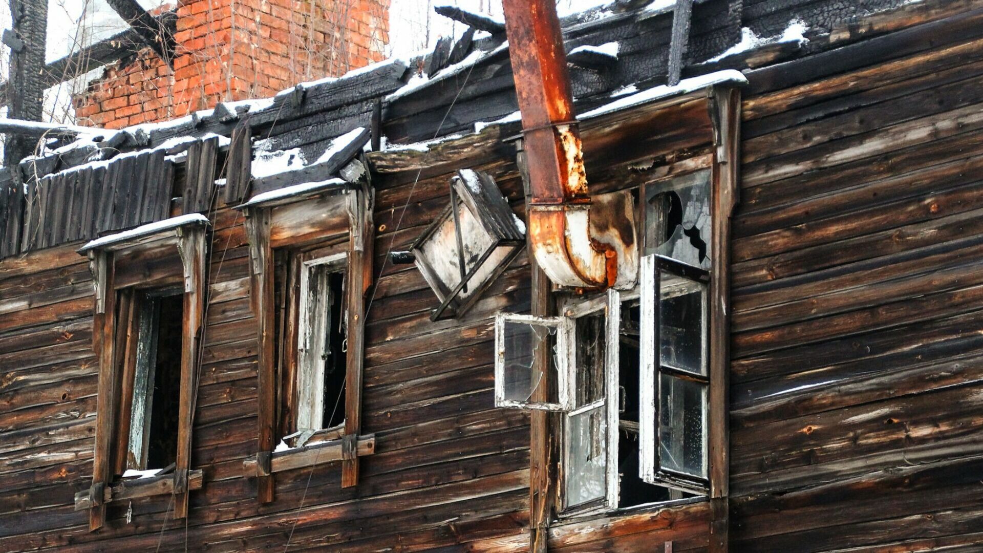 Центр Сургута начали очищать от старых аварийных домов