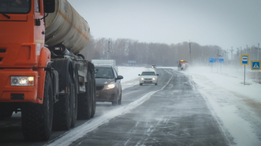 На автодорогах Югры действуют ограничения по скорости из-за снегопада