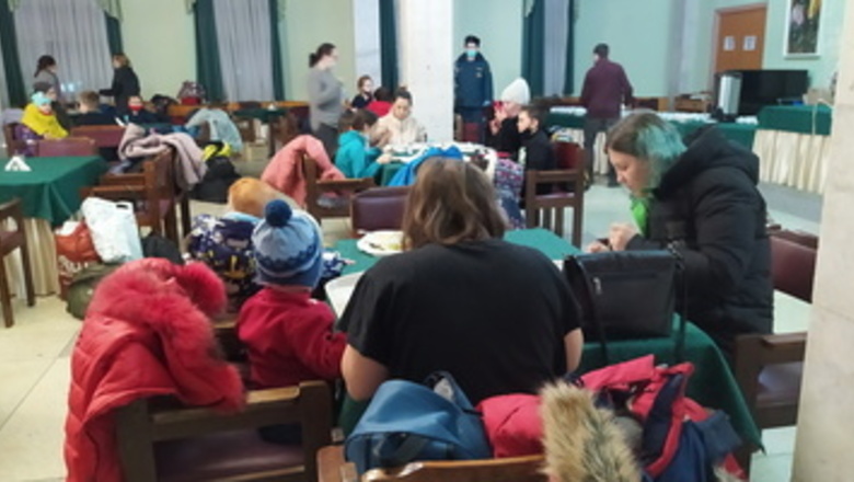 Эвакуированные в ХМАО жители Мариуполя боятся за родных на Украине