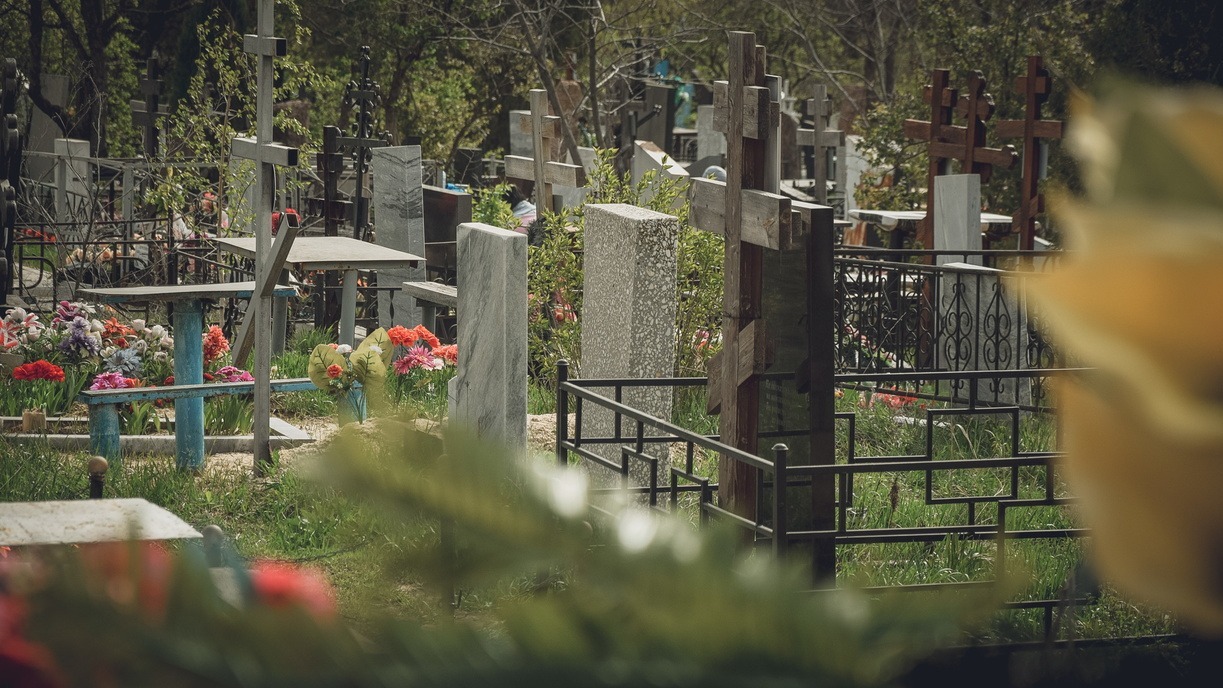 В Ханты-Мансийске с могилы украли искусственный газон