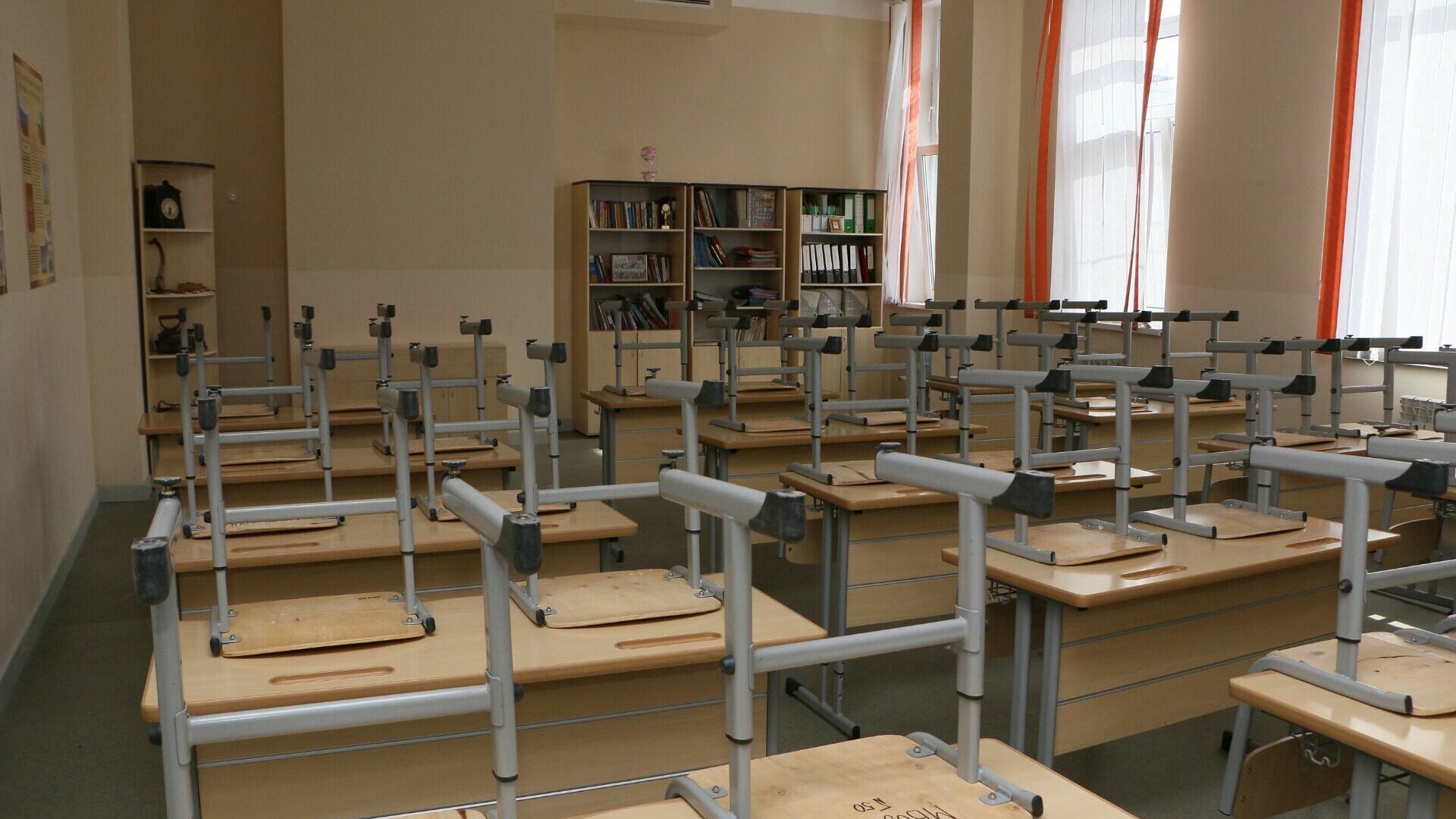 Есть два стула: заключенные будут делать мебель для школ ХМАО