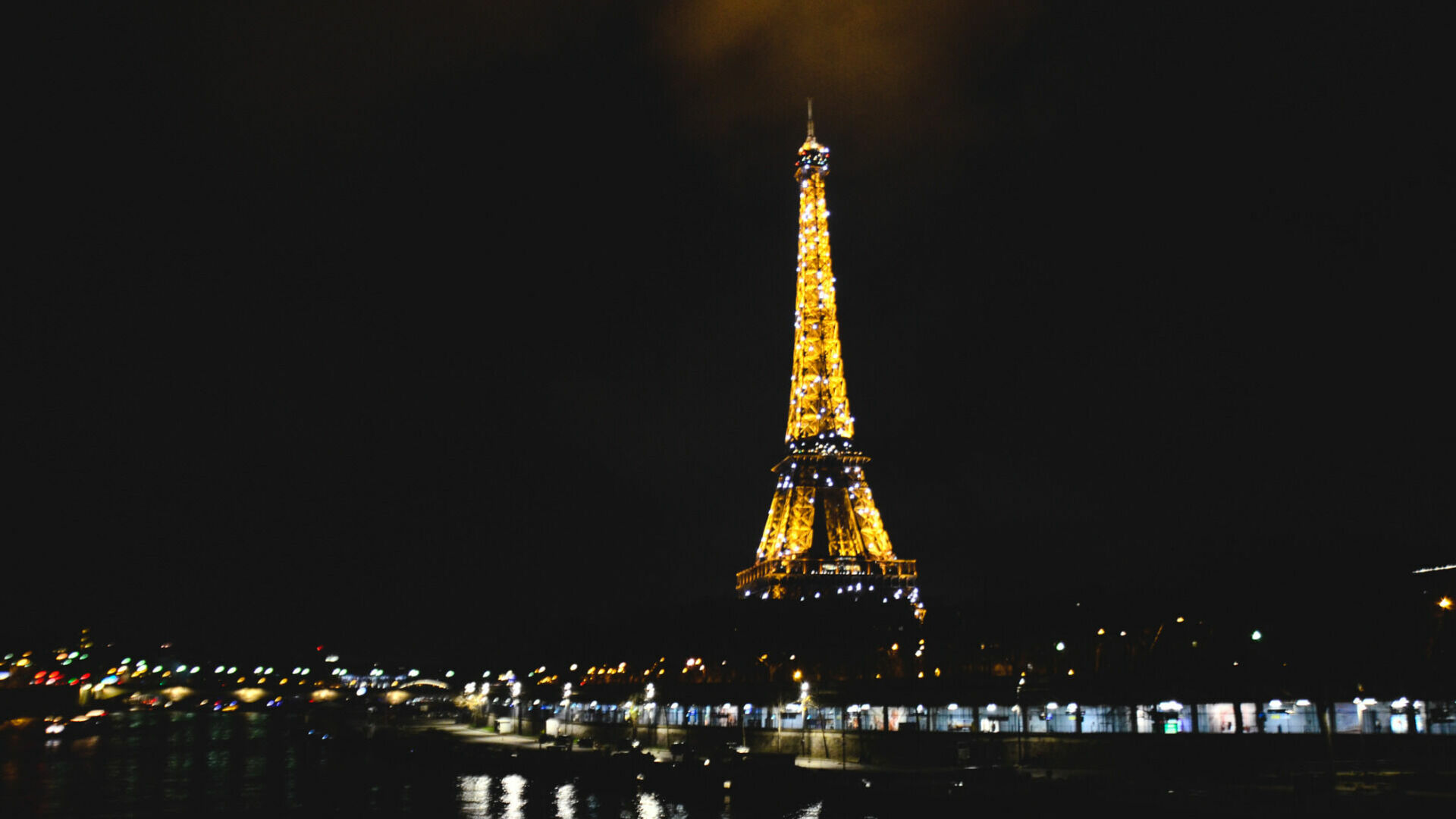 Как фанера над Парижем. В Сургуте подешевела 18-метровая Эйфелева башня