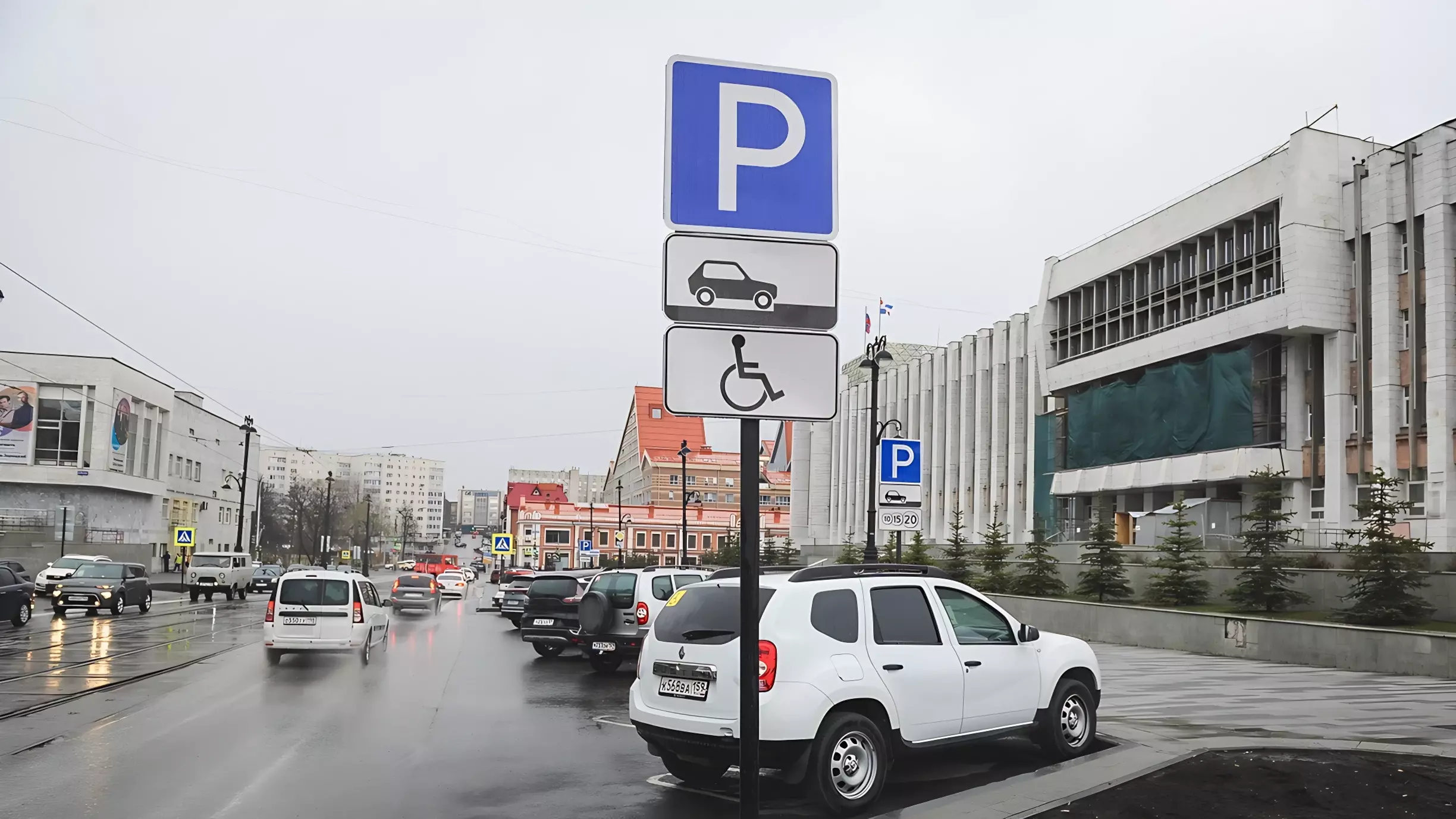 Жители Югры начали царапать припаркованные на тротуаре авто