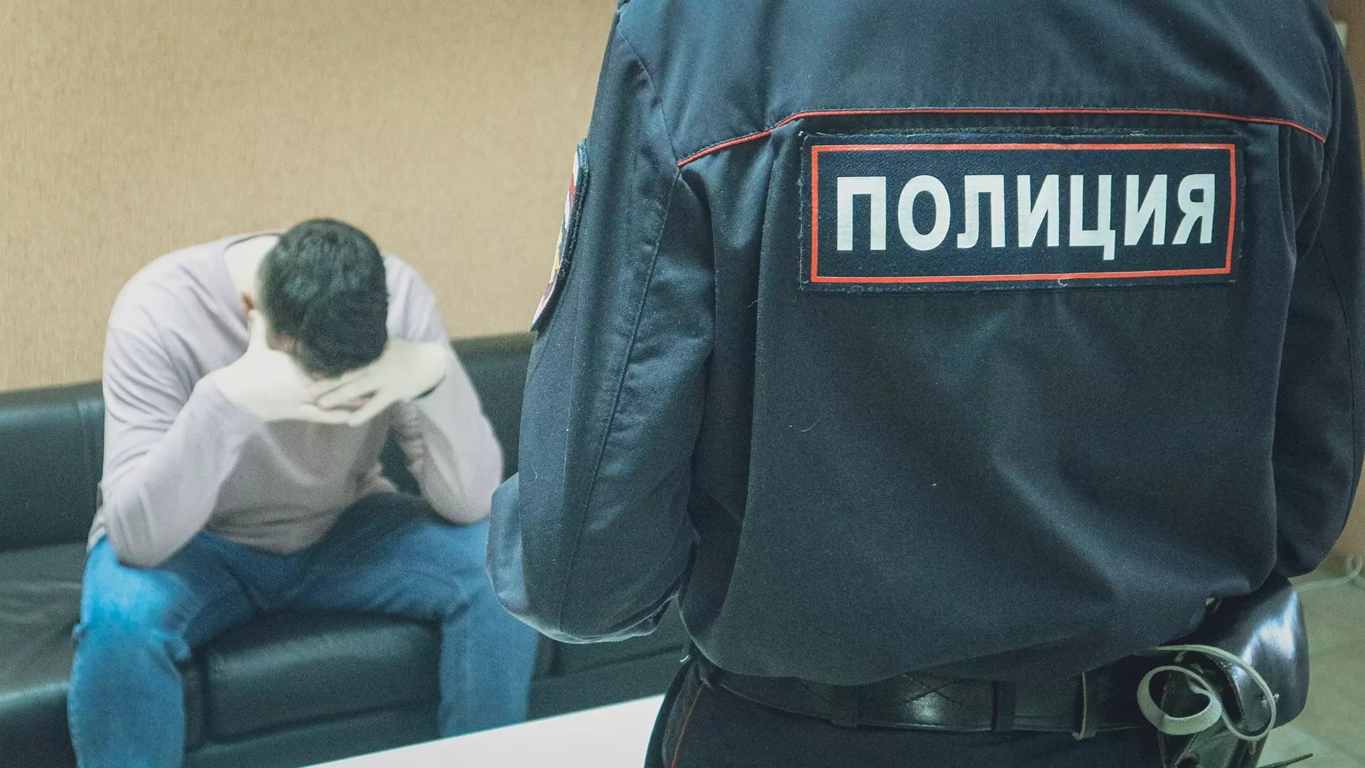 На Ямале задержанный напал на сотрудницу полиции в отделении