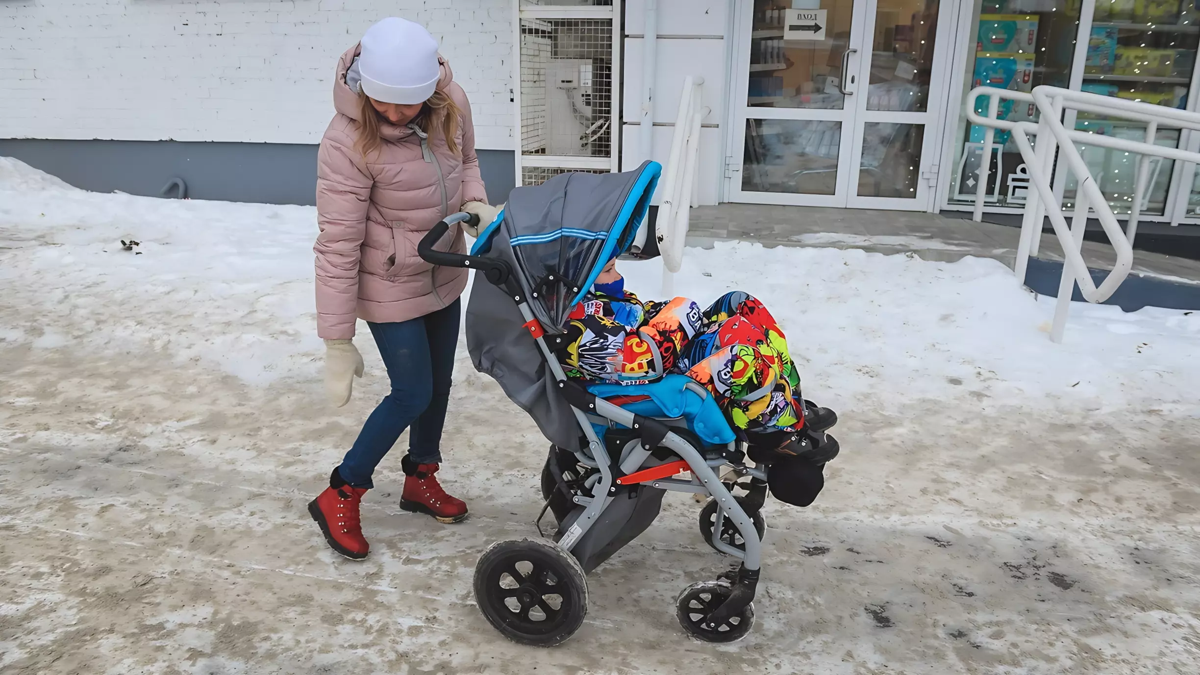 Мамы в ХМАО оставили годовалых детей на морозе и пошли по магазинам