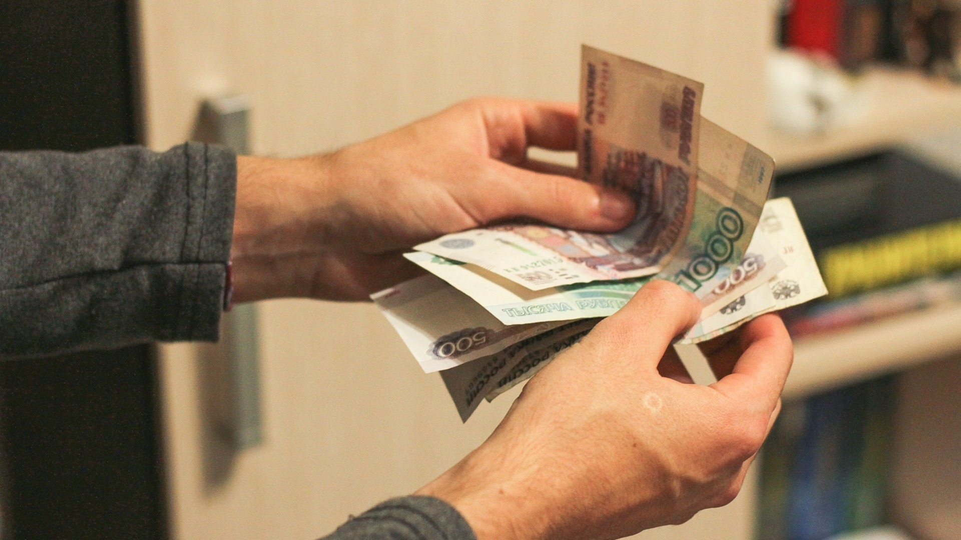 Житель Югры украл 550 тысяч рублей у спящего друга