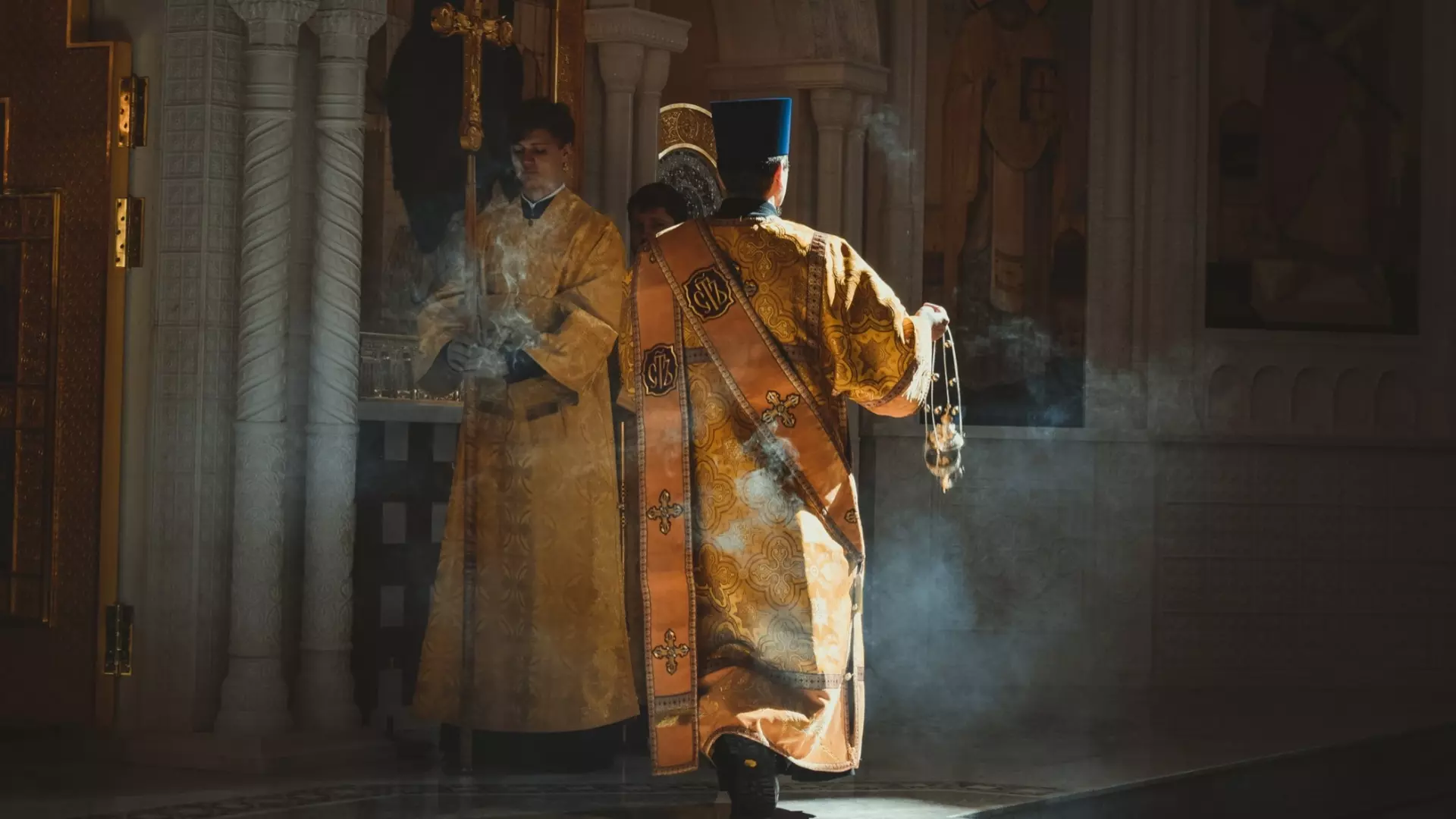 Митрополит Павел совершил литургию в Преображенском соборе Сургута