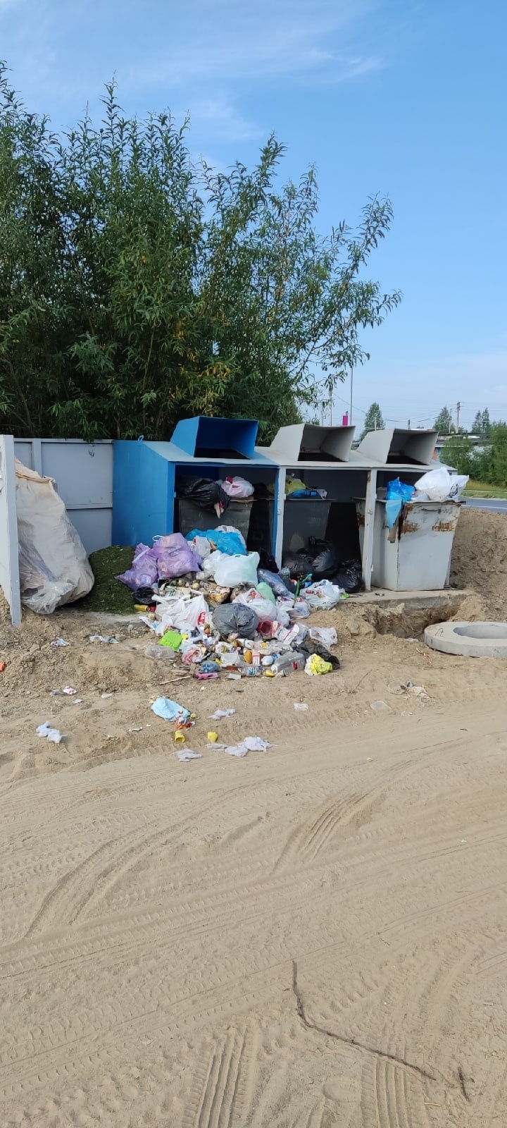 Жители Нягани жалуются на переполненные мусором контейнеры