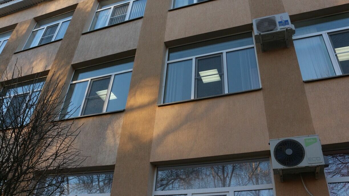 В Сургуте ребенок выпал из окна шестого этажа