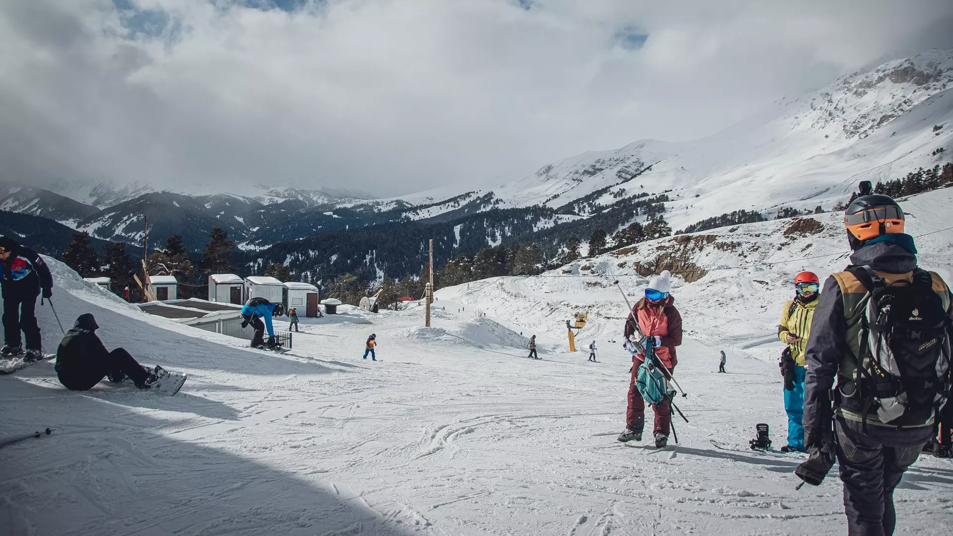 Сотрудники горнолыжных курортов рассказали о трассах, услугах и ценах. Гостям рады даже в 40-градусный мороз. 