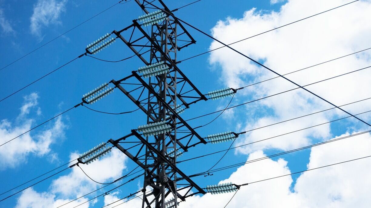 В течение часа энергетики восстановили электроснабжение в 25 микрорайоне Сургута