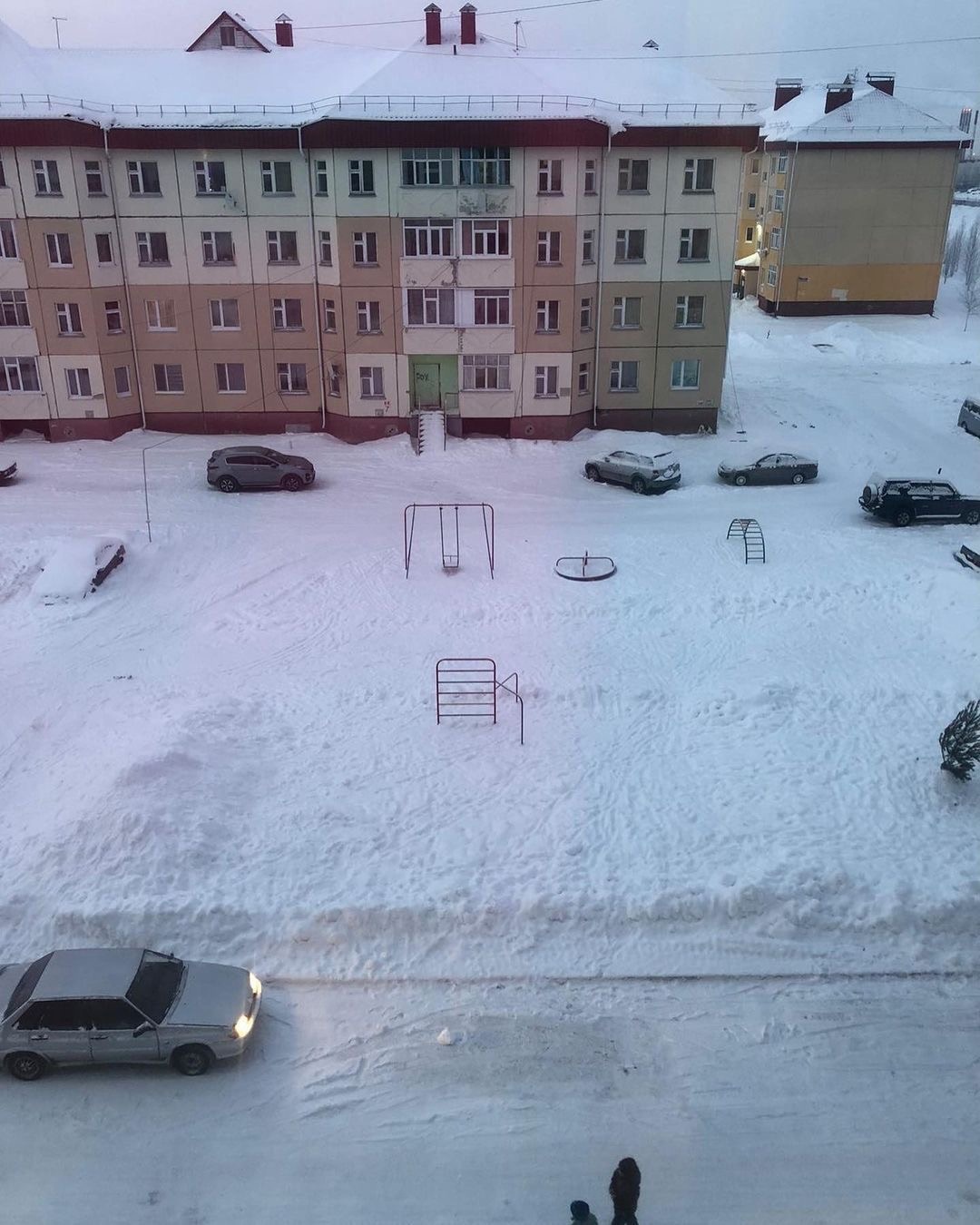Жители Нижневартовска не могут добиться установки детской площадки на улице Осенней