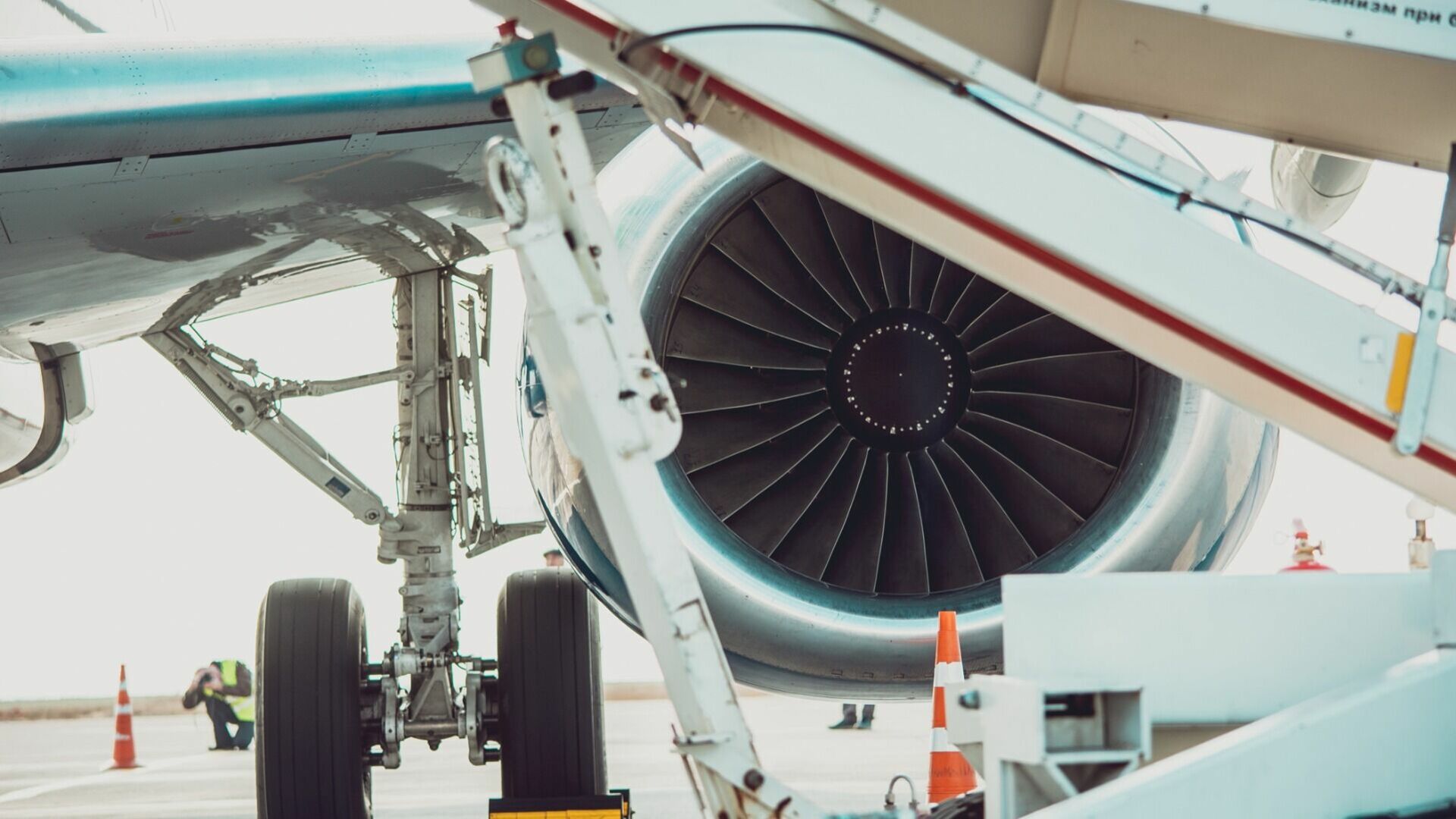 Авиаперевозки в ЯНАО под угрозой — для Superjet 100 не хватает импортных деталей