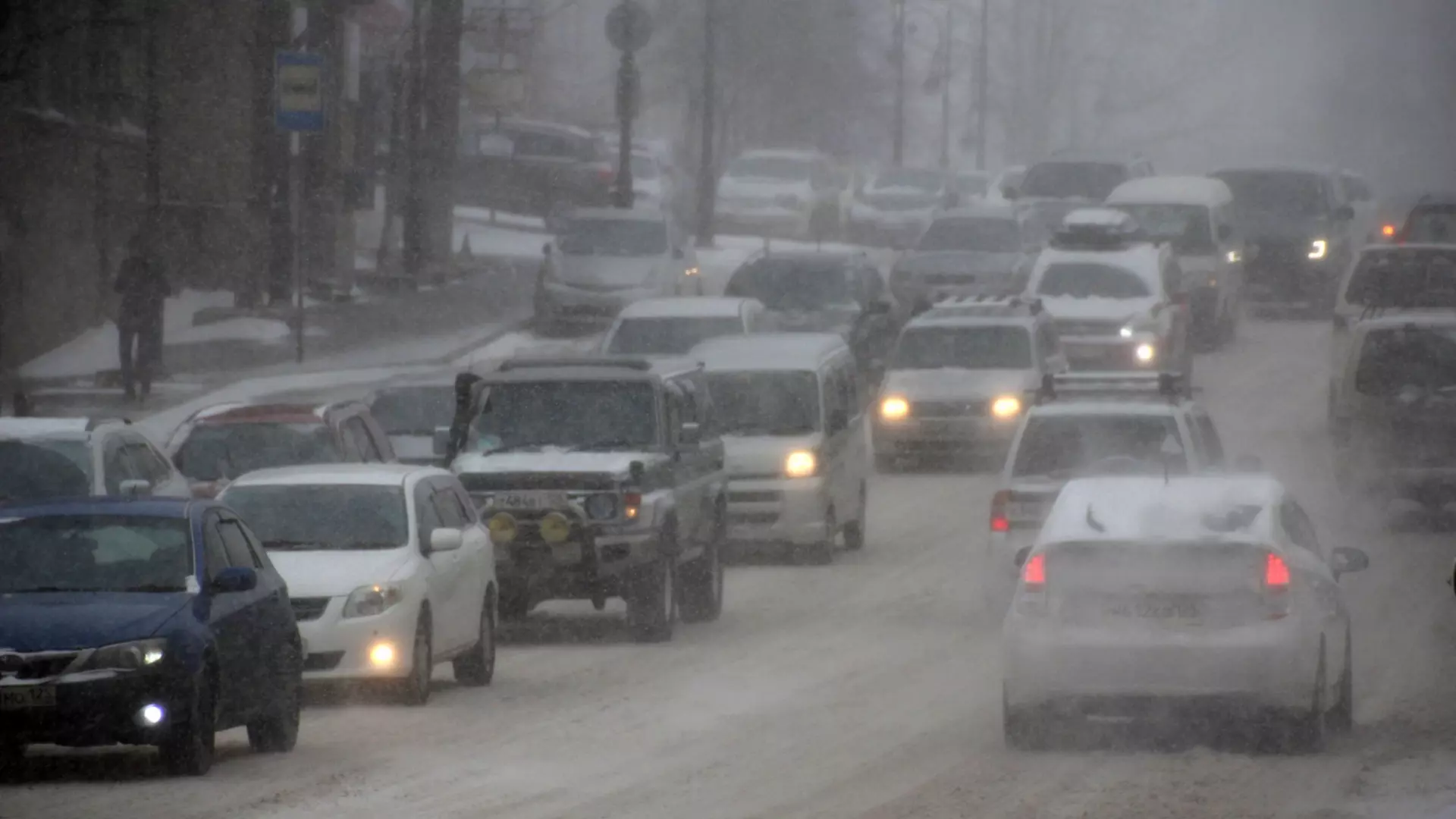 Из-за снегопада наблюдается плохая видимость на трех трассах в ХМАО