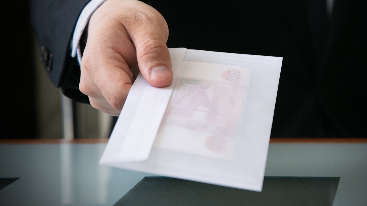 Сенаторы ЯНАО стали чуть богаче за год: Зленко и Ледков подали декларации