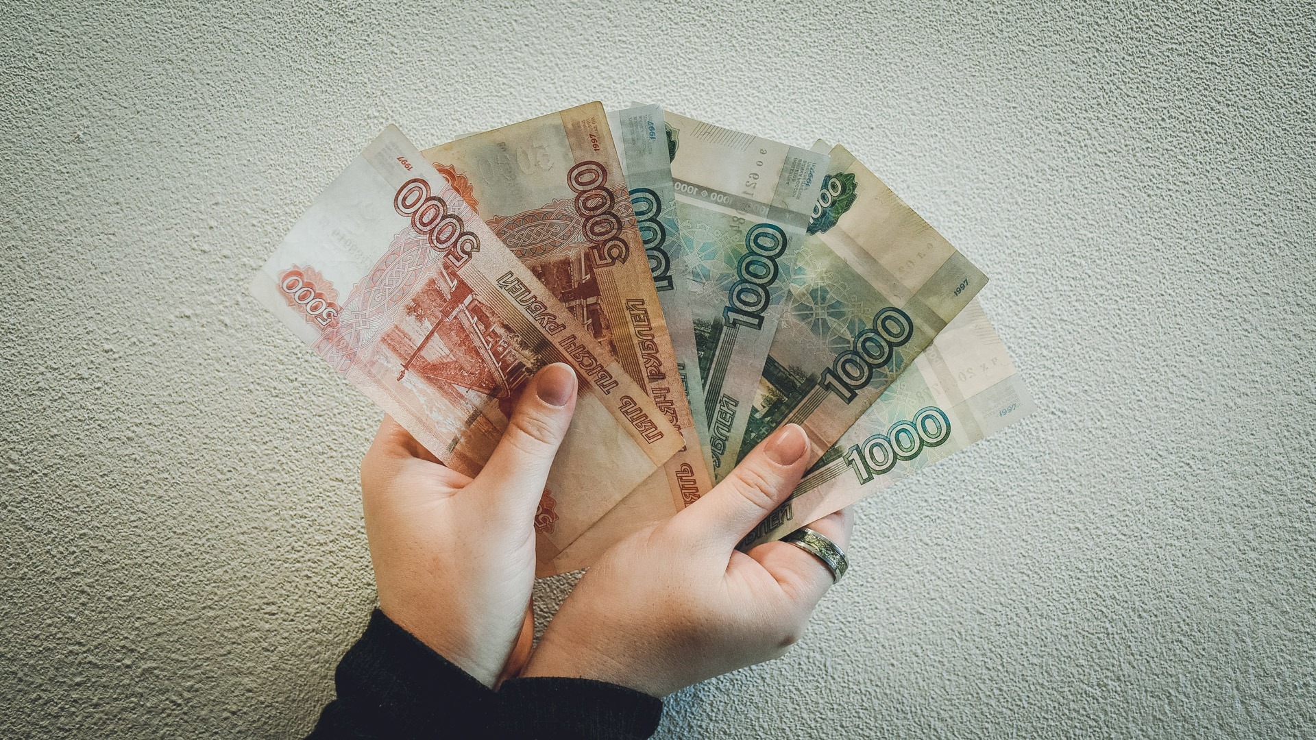  В целом среднемесячная зарплата россиян по итогам мая стала выше на 16,1 процента.