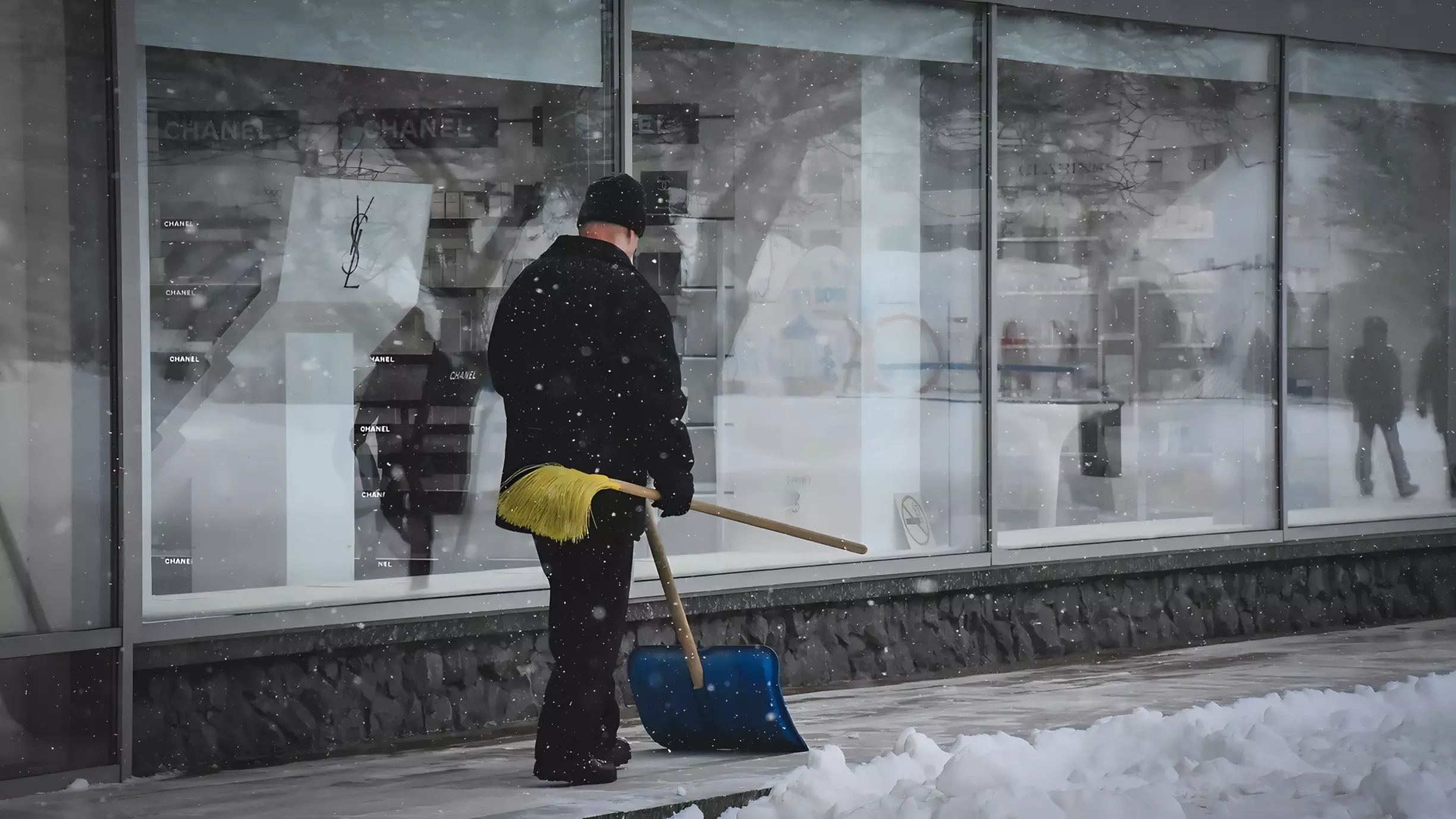 Жители Сургута жалуются на заваленные снегом подъезды к социальным объектам