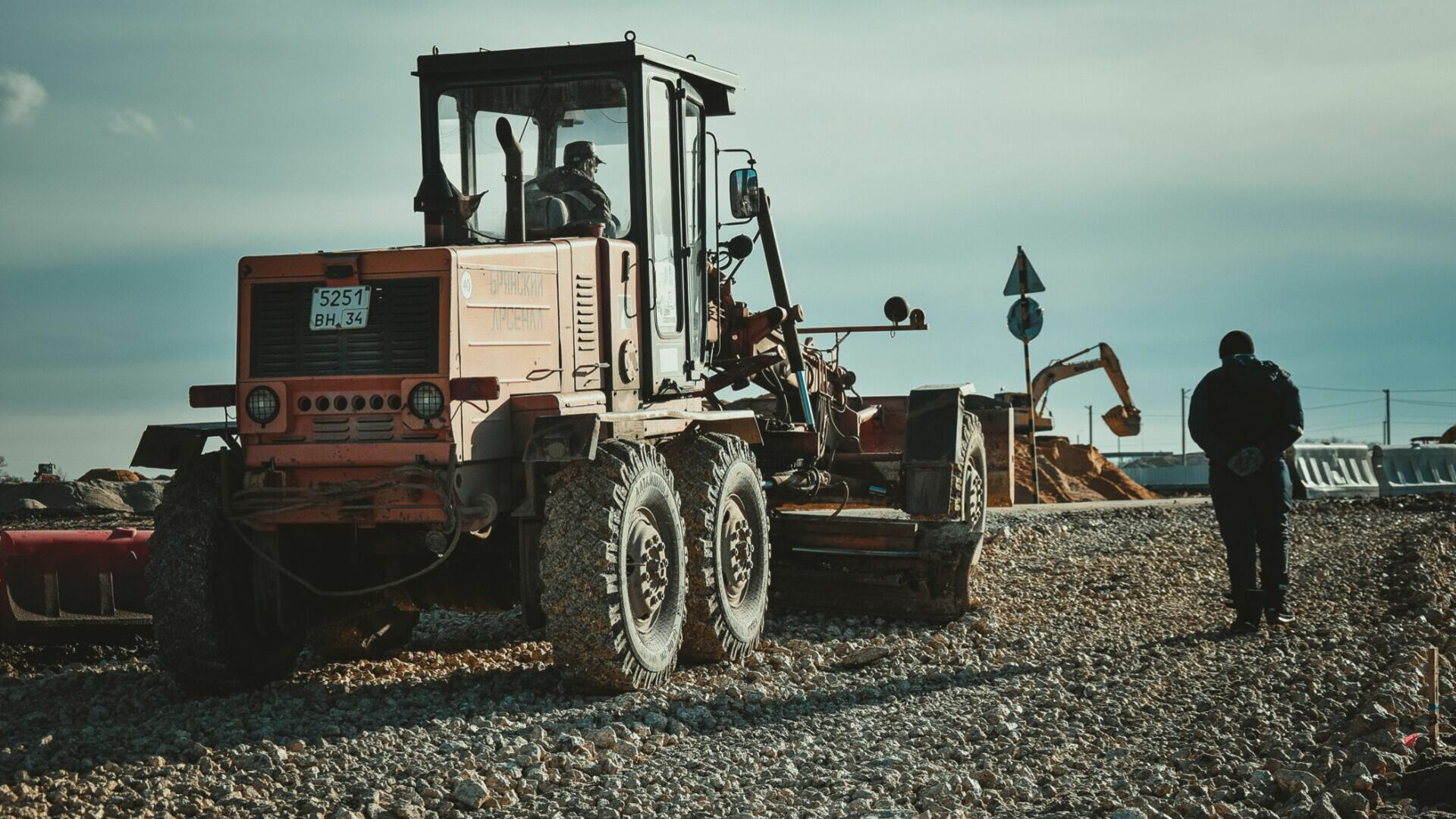 В ХМАО ищут опытного тракториста на зарплату 160 тысяч рублей