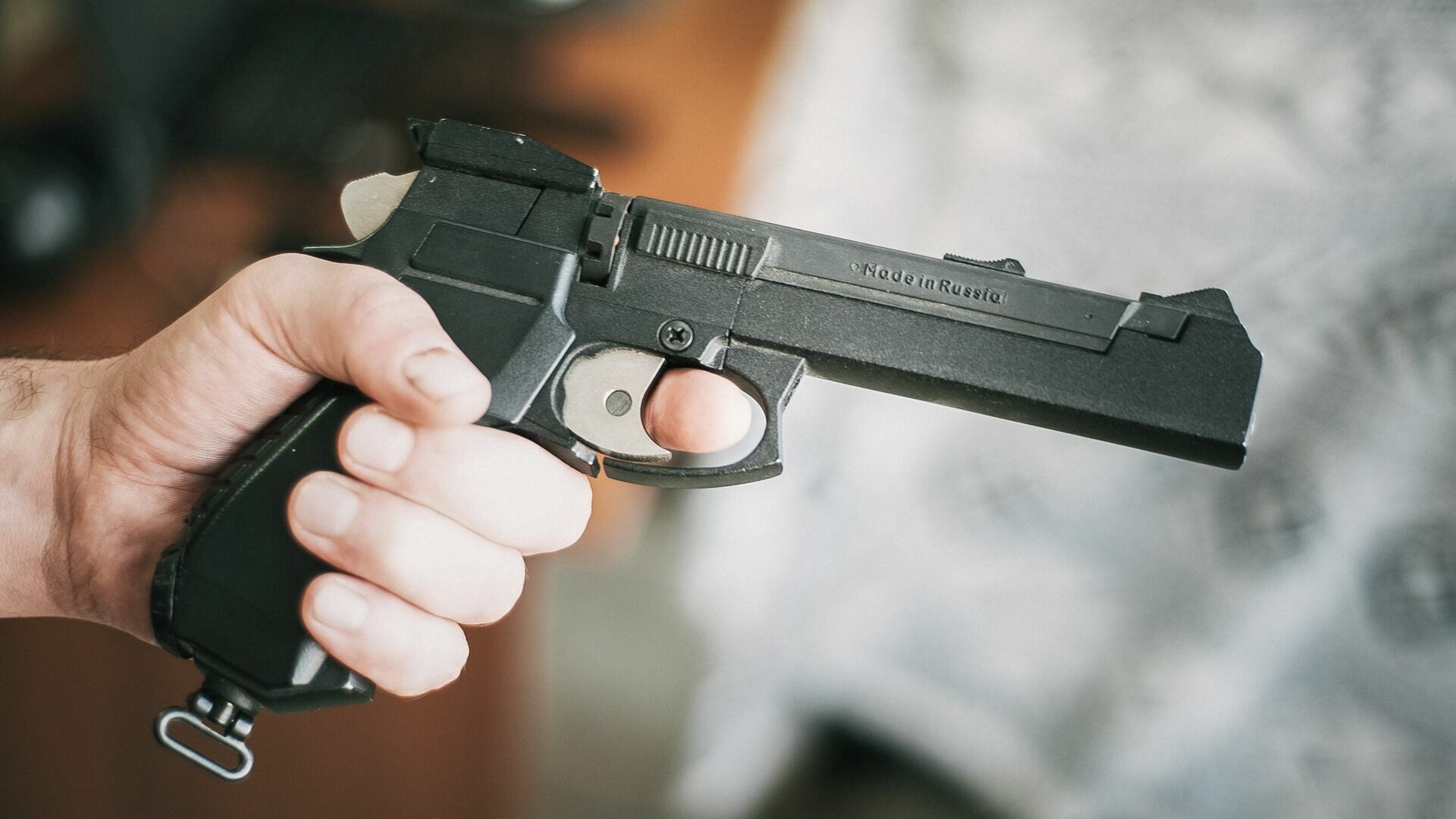 В Сургуте мужчина напал на полицейского с травматическим пистолетом