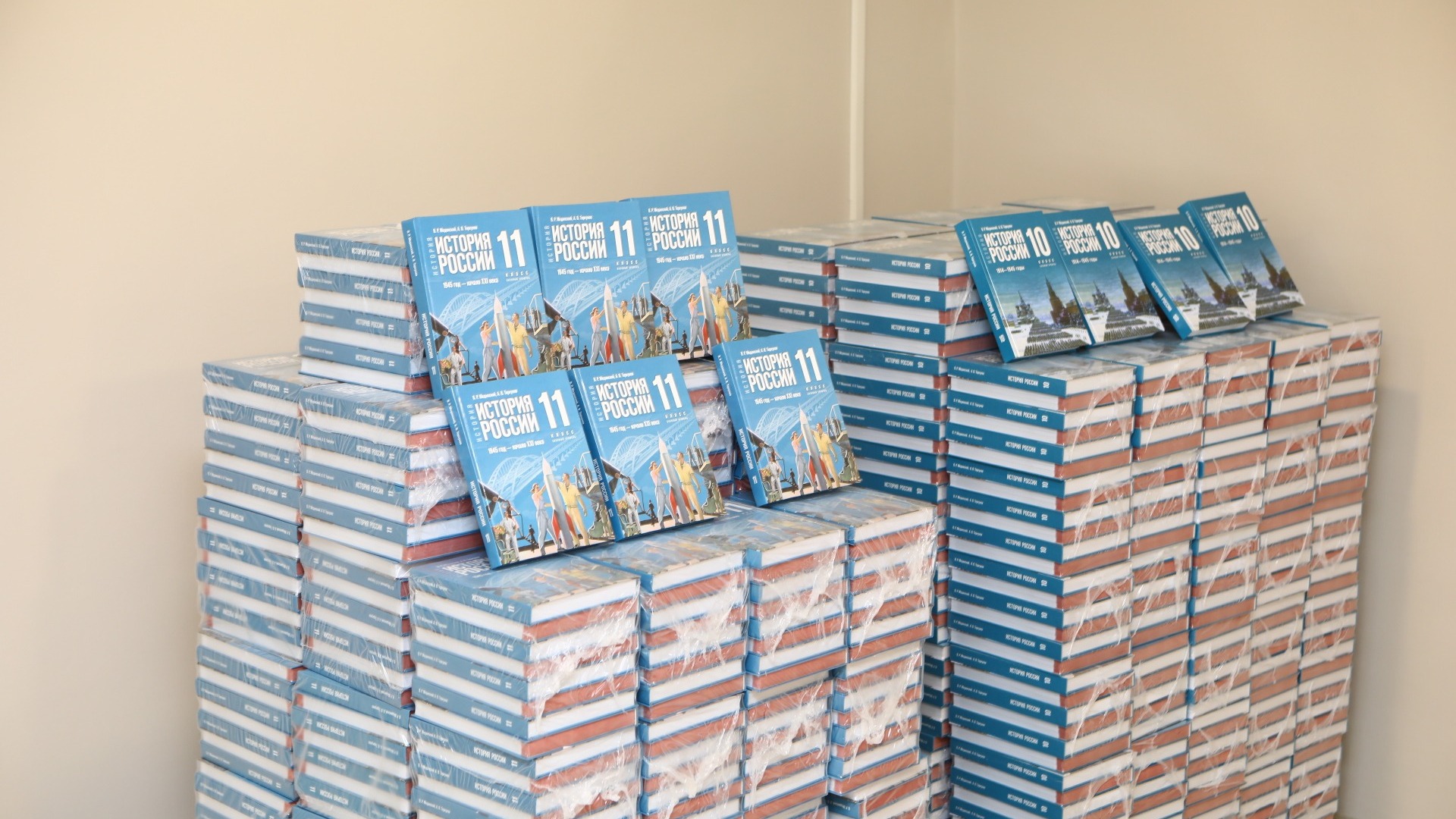 В Югру завезли новые учебники истории с разделом про СВО