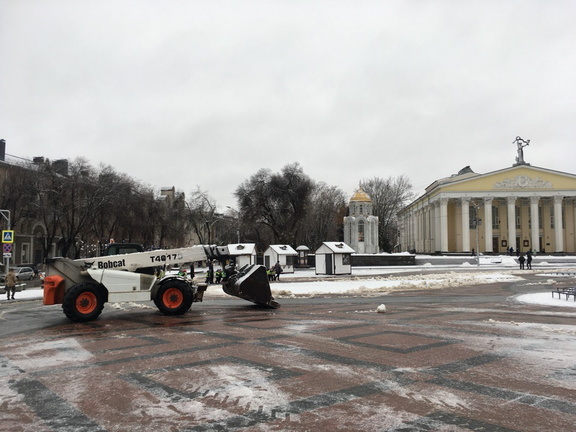 Улицы Нижневартовска от снега убирают около 60 единиц техники