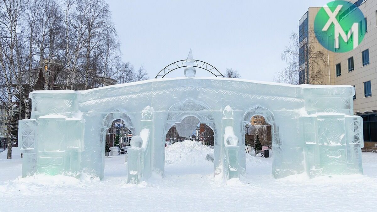 Ледовый городок на центральной площади в Ханты-Мансийске