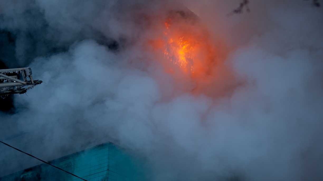 В Сургуте жильцов многоэтажки эвакуировали из-за загоревшейся гирлянды