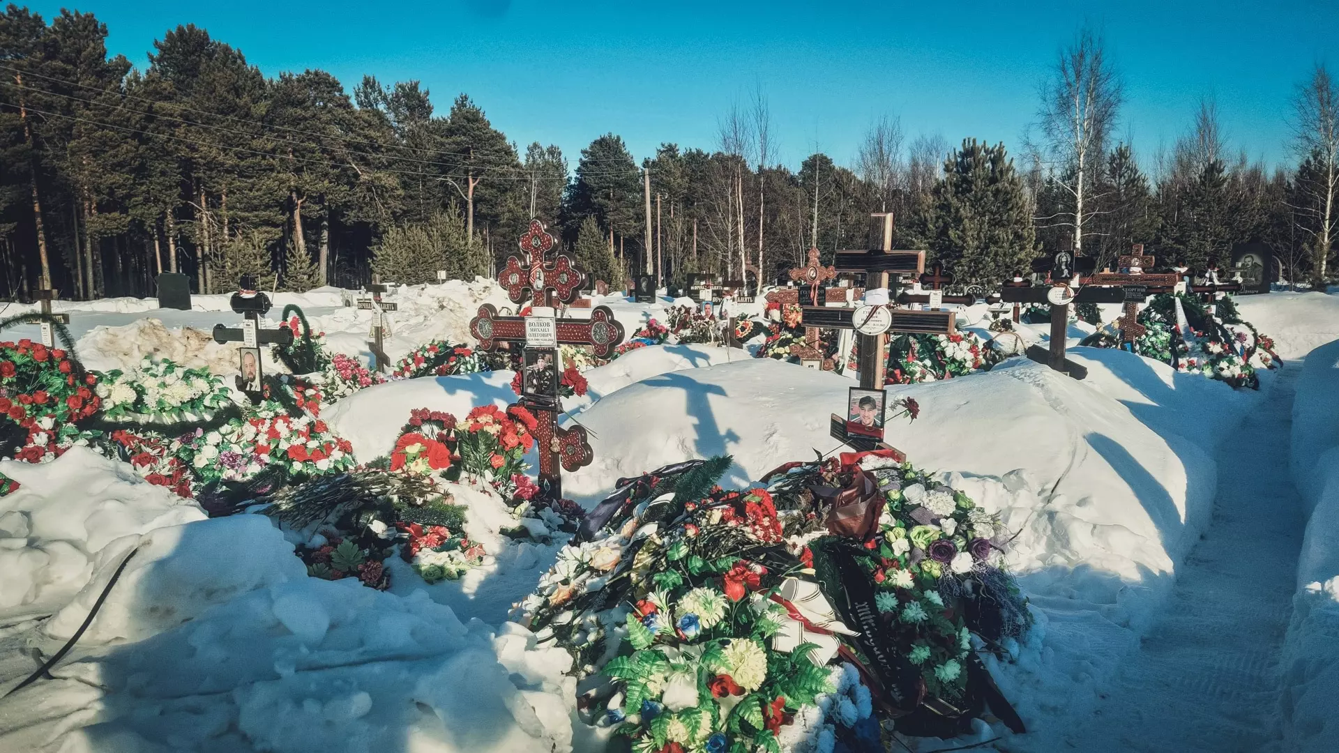 В Сургуте на Аллее Славы похоронили мобилизованного бойца СВО