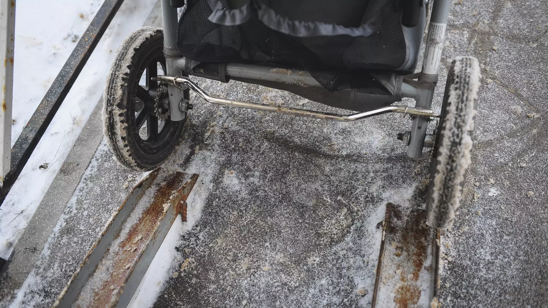 Жители Нижневартовска взбунтовались из-за конфискации колясок из подъездов
