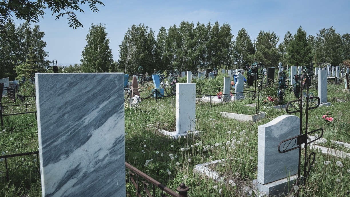 На кладбище в ХМАО обнаружили свалку цинковых гробов
