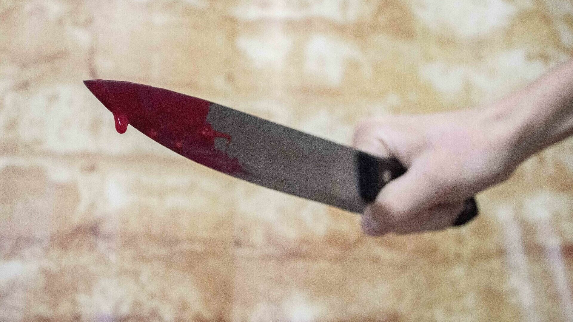 В ХМАО молодая девушка разбила нос парню и воткнула нож ему в поясницу