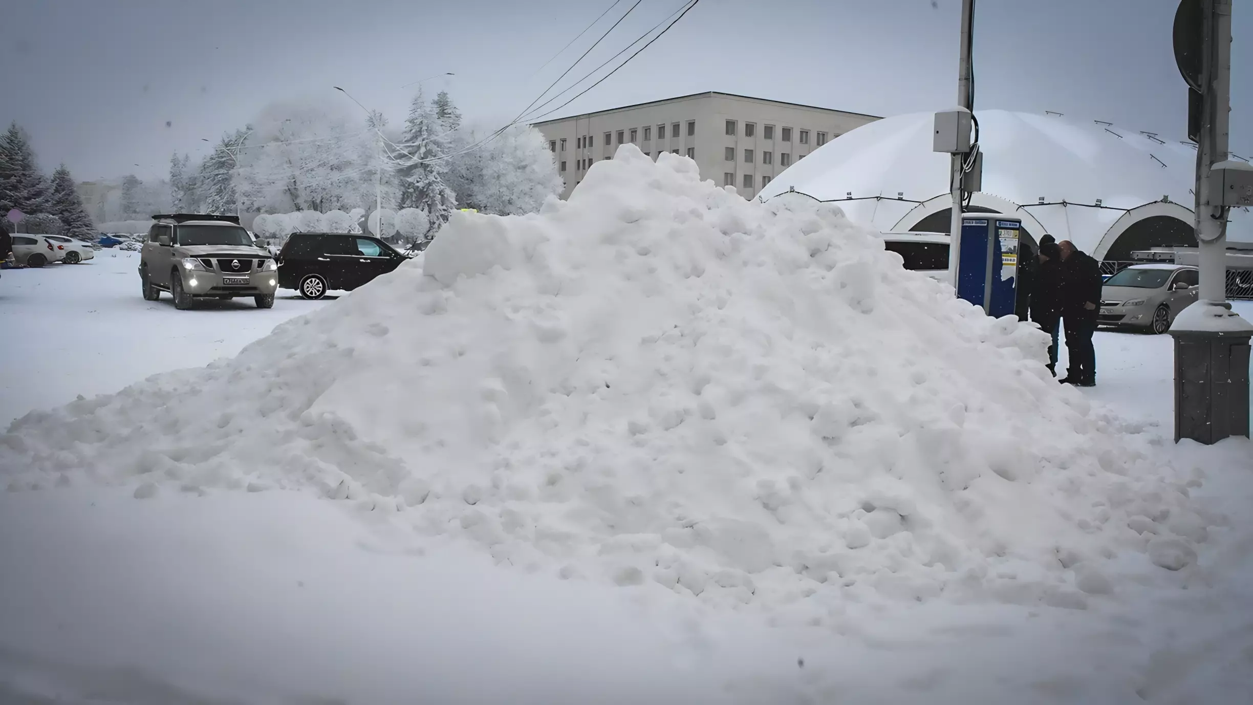 Пенсионеры Пыть-Яха пожаловались, что их улицу за зиму не почистили от снега. Видео
