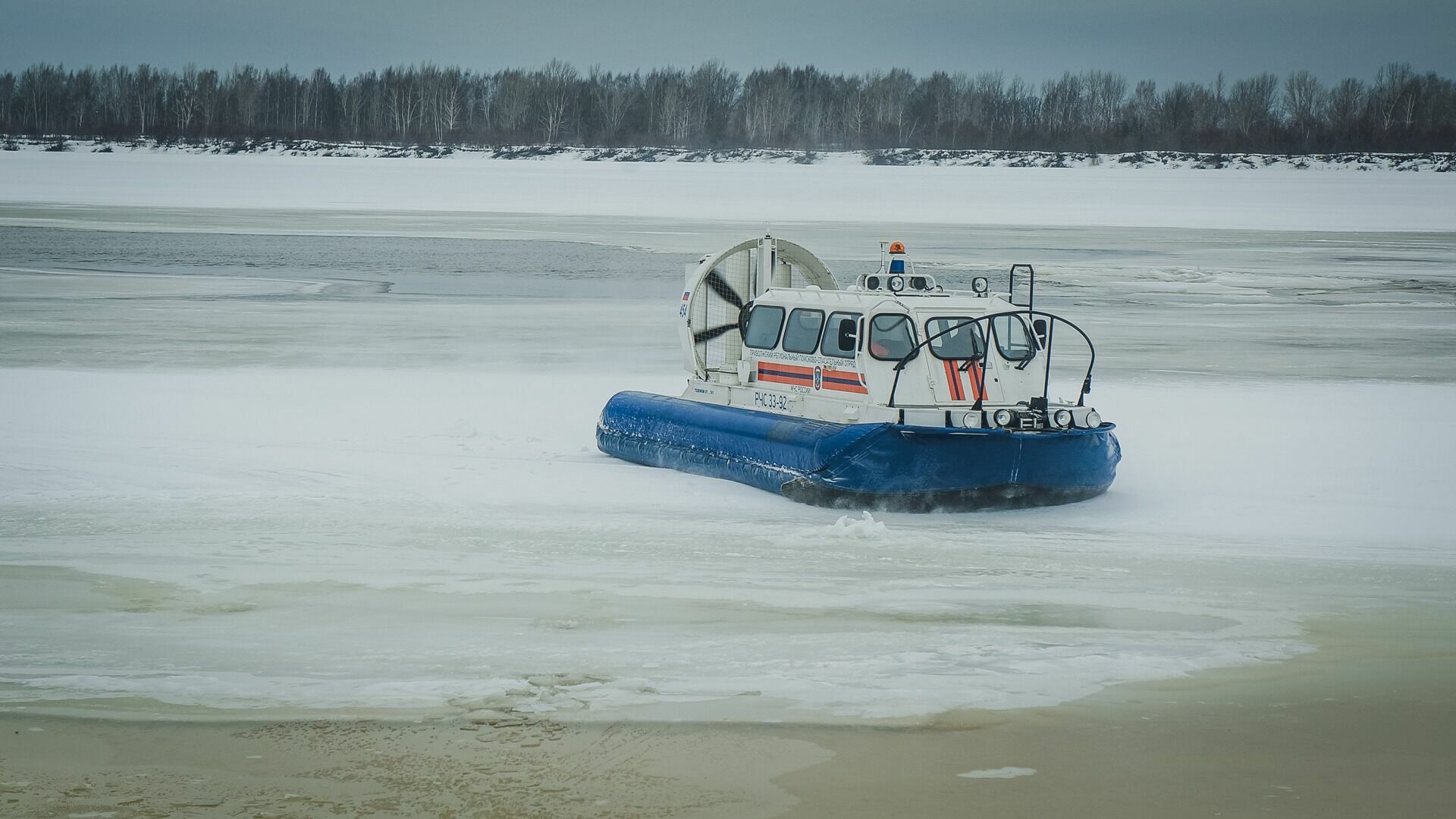 Спасатели эвакуировали из ледяной западни двух жителей Ямала
