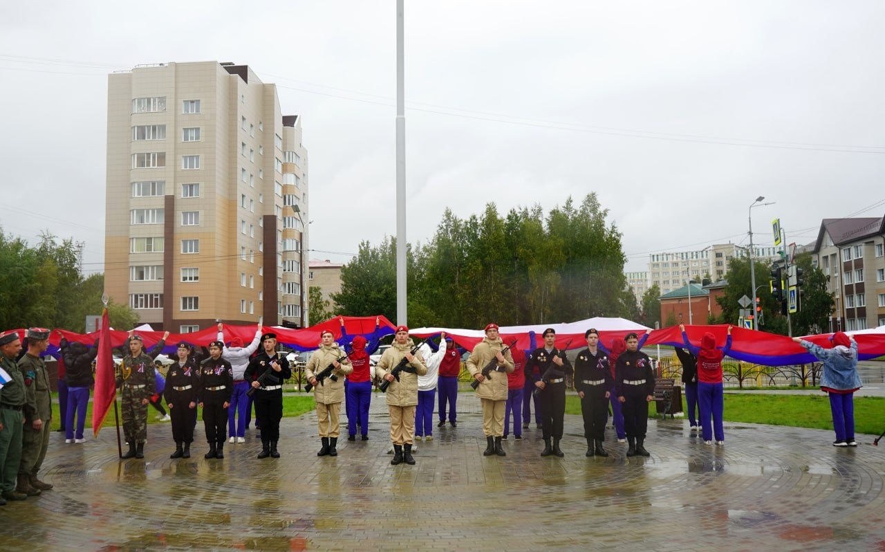 В Ханты-Мансийске прошел митинг-концерт, посвященный Дню Государственного флага.