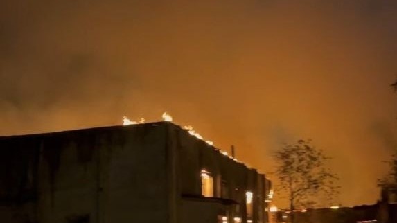 В Сургуте горит здание бывшей школы