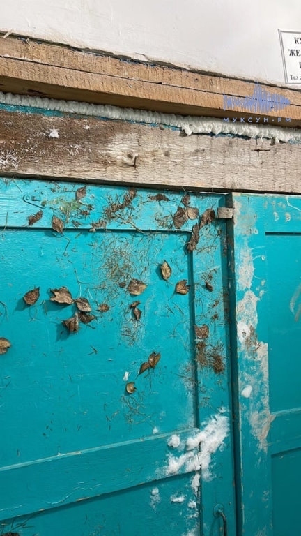 В Мегионе после капремонта дома установили ранее выброшенные двери