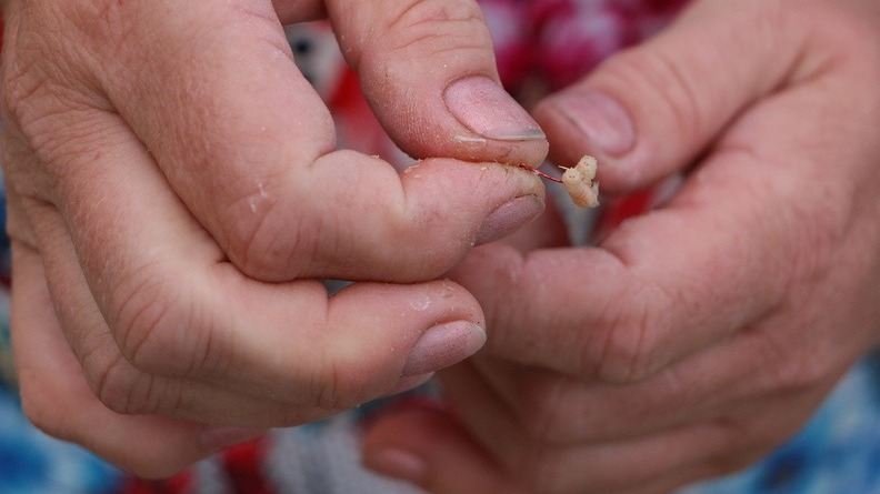 В Ханты-Мансийске мужчина украл кружку и рыболовные крючки, спрятав их в трусы