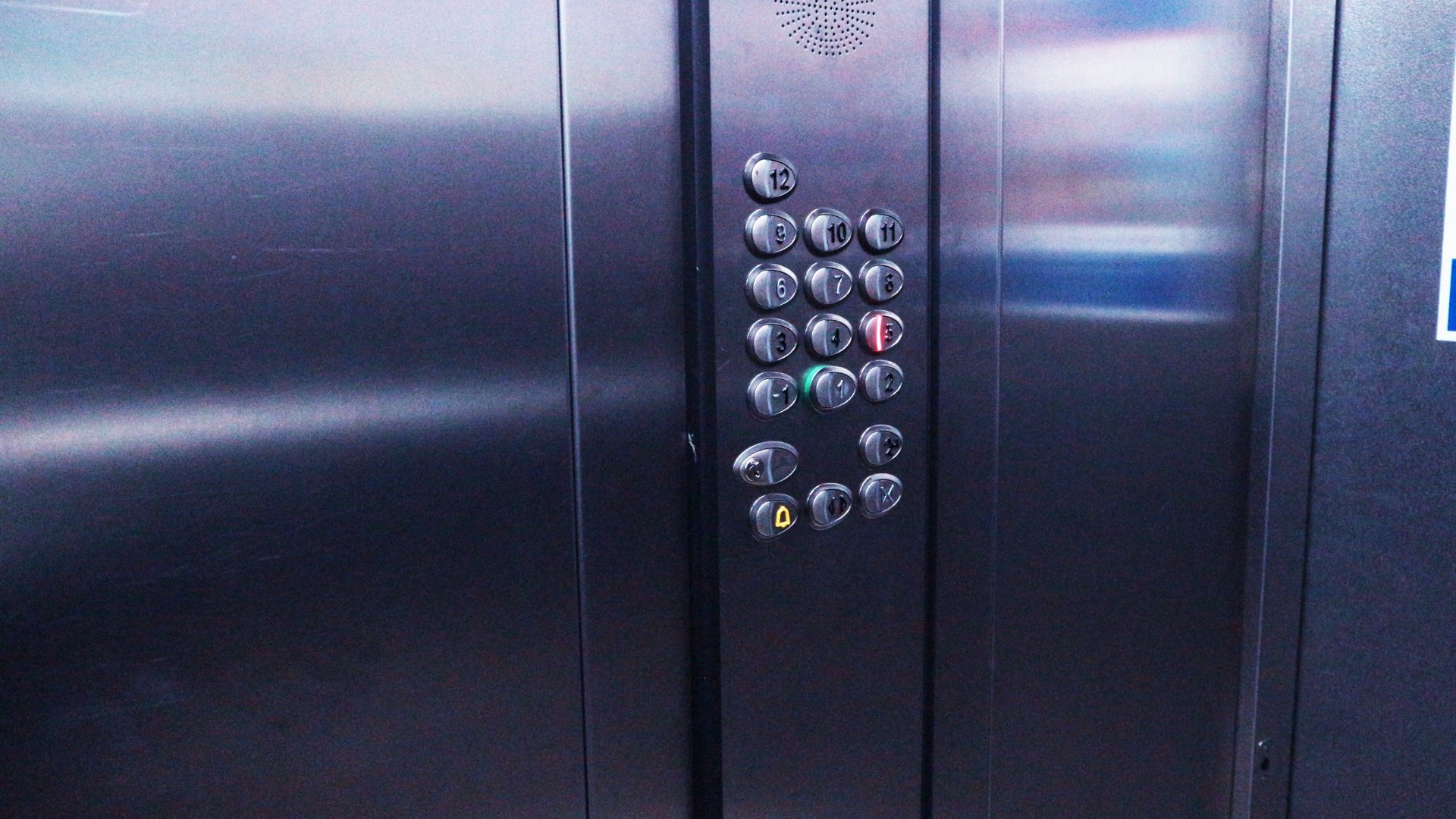 Жителей 25-этажного дома в ХМАО оставили без работающих лифтов